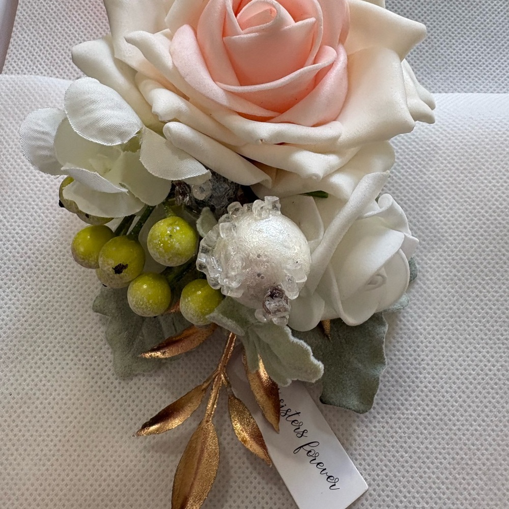 Elegant Floral Arrangement with Pink and White Roses